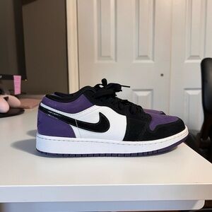 air jordan 1 low court purple. size 5.5Y. perfect condition used once or twice